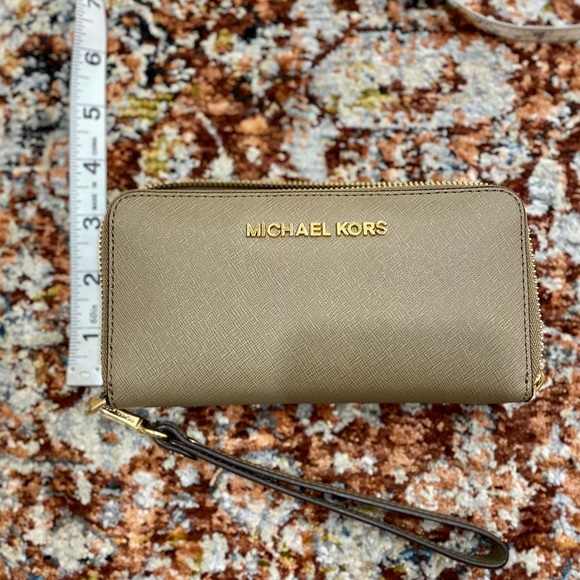 MICHAEL KORS STUDDED SELMA & WALLET COMBO - Picture 10 of 12